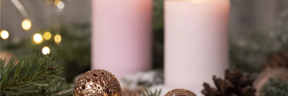 Kerzen mit Weihnachtsgedeck